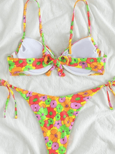 Conjunto de bikini con aros y estampado floral con cordones